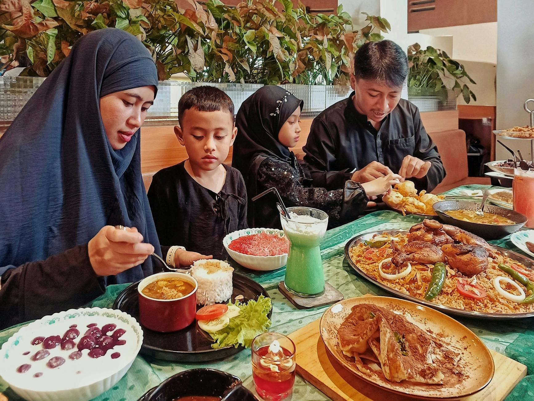 Family with kids enjoying a meal at an Orlando theme park restaurant with kid-friendly menu options