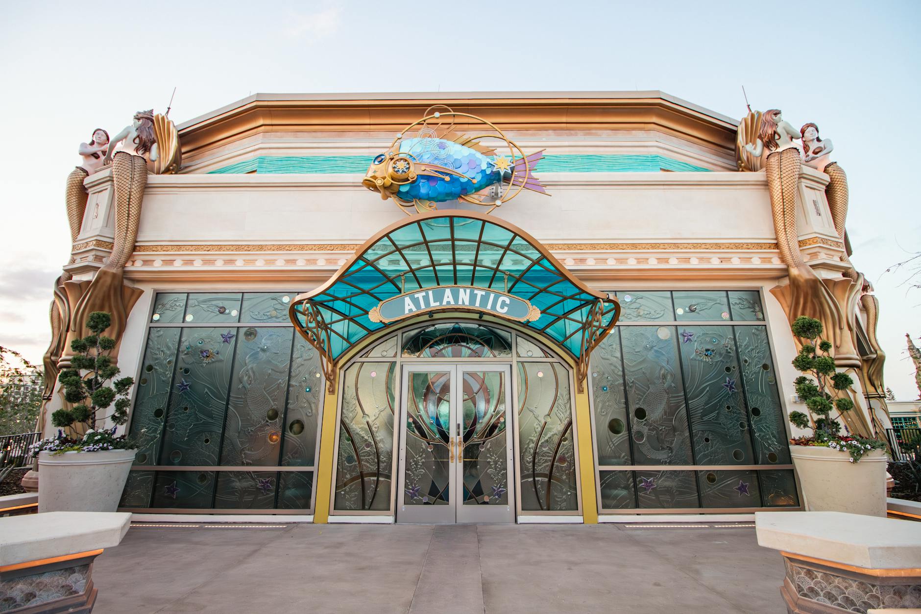 Quick-service dining at Orlando theme parks offers affordable meals without reservations