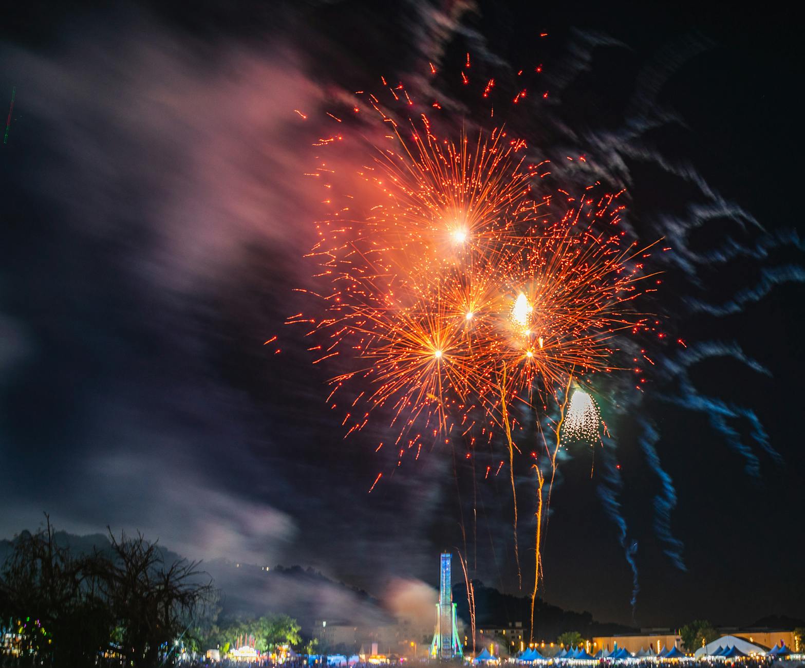 Spectacular fireworks display over Orlando theme park at night - insider tips for the best experience