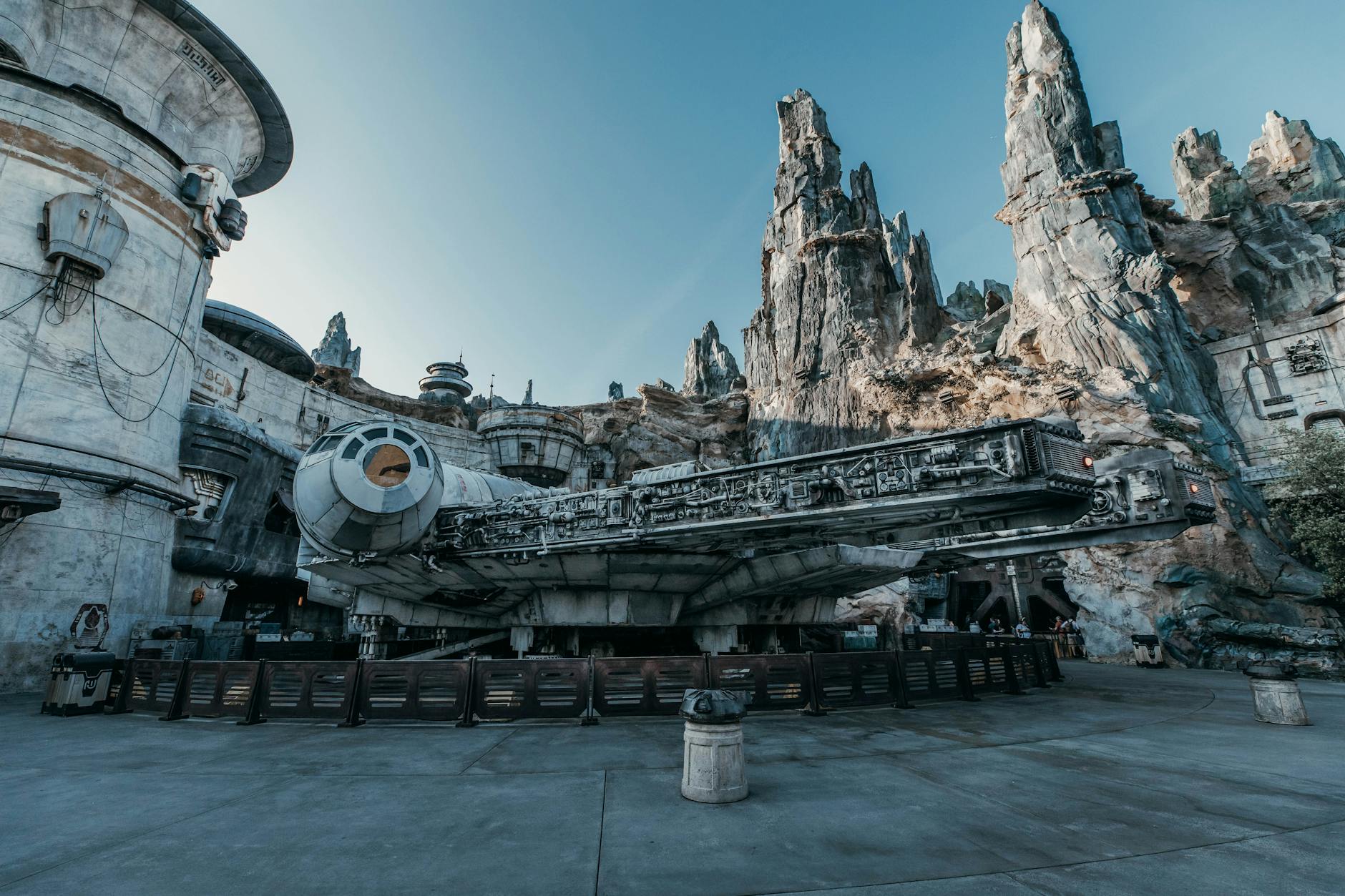 Hollywood studios star wars galaxy's edge millennium falcon