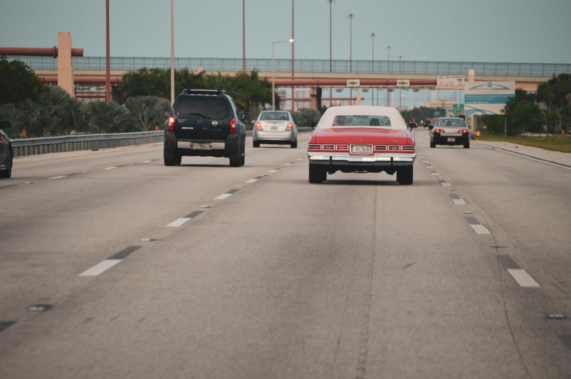 Open Florida highway leading away from Orlando toward a day trip destination