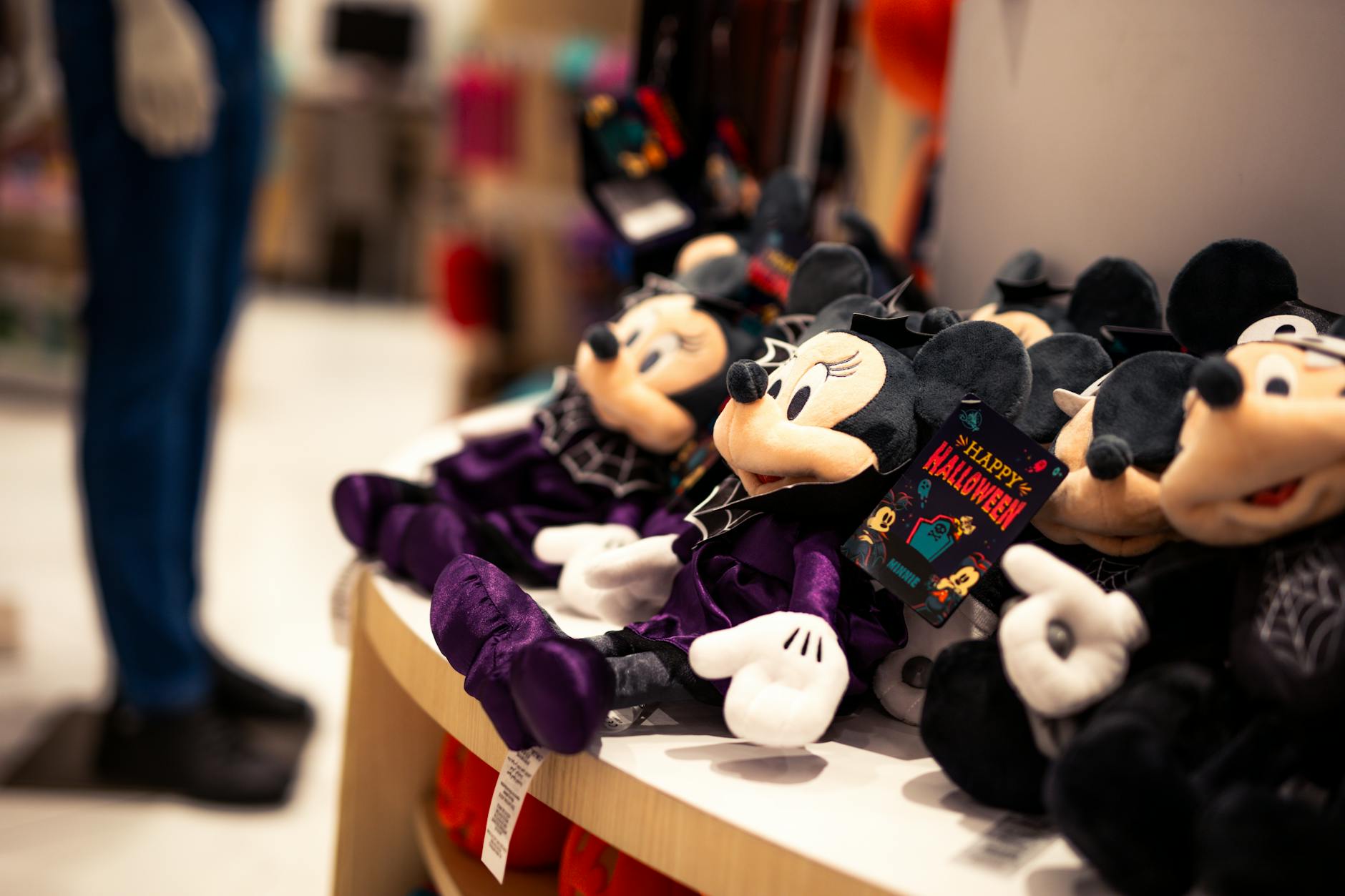 Orlando Theme Park Souvenirs: What’s Worth Buying & Where to Save (2026)