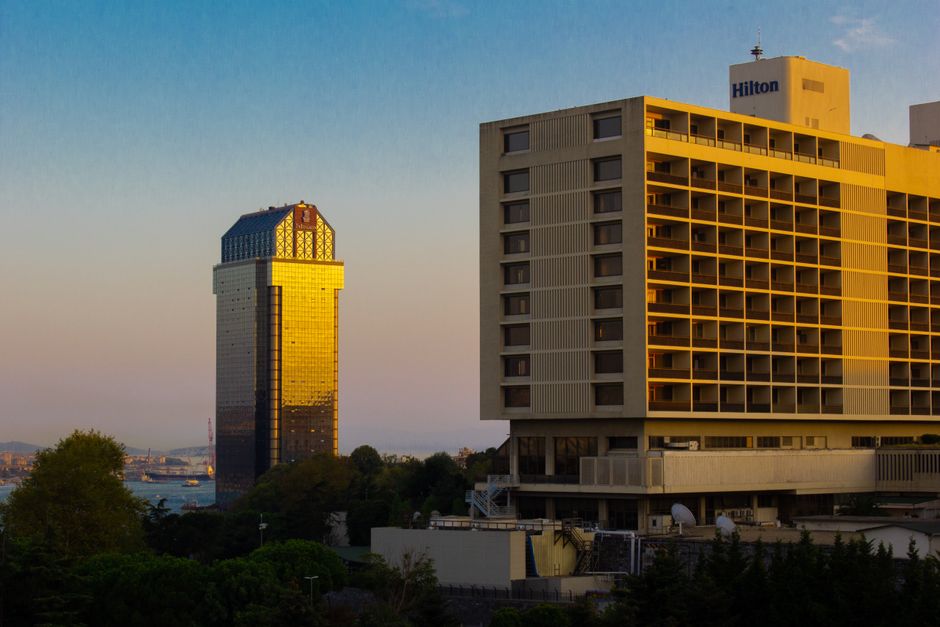 Hotel building exterior (Best Orlando Hotels Near Universal Studios)