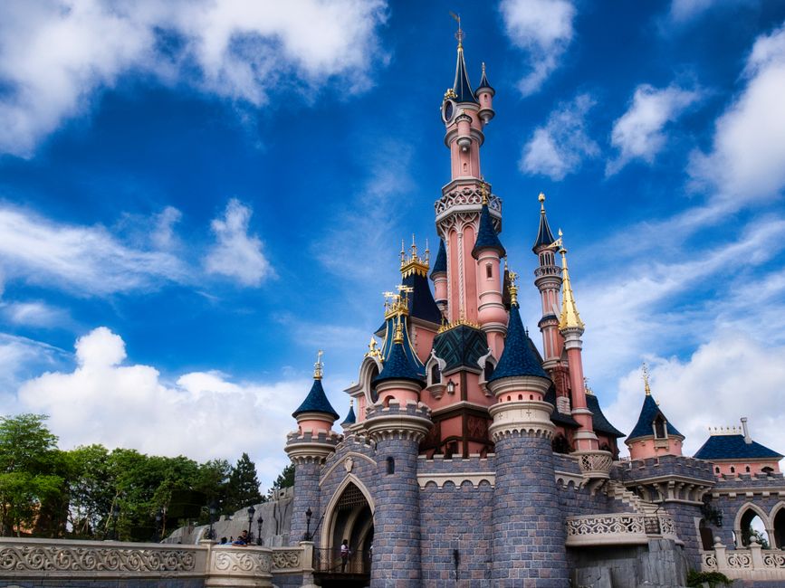 Magic Kingdom Complete Guide — disney castle theme park