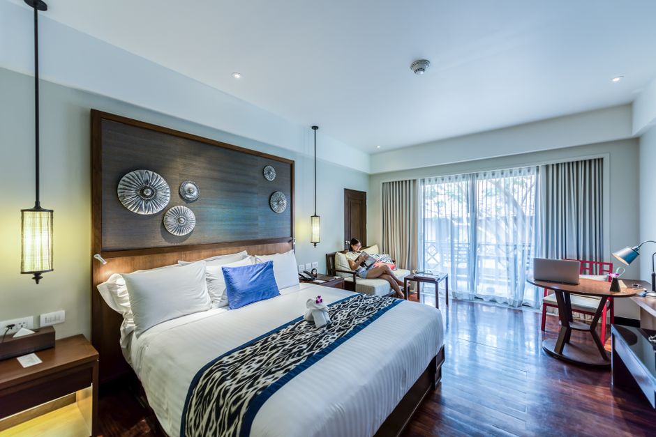 Hotel room modern (On-Property vs Off-Property Hotels in Orlando)