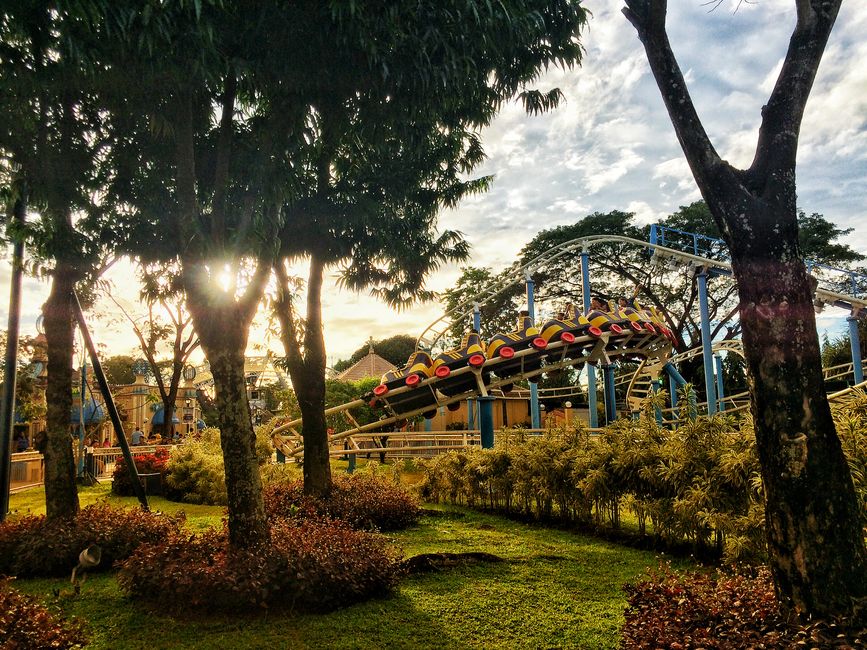 Sunny amusement park (Orlando Theme Parks Spring Break Guide)